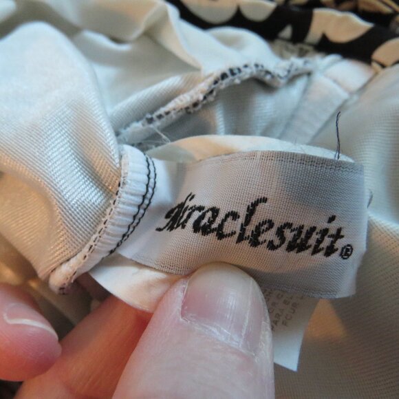 MIRACLESUIT Black and White Flyaway Swim Tankini in Love Scroll Knot - Size US 8 - Picture 12 of 13